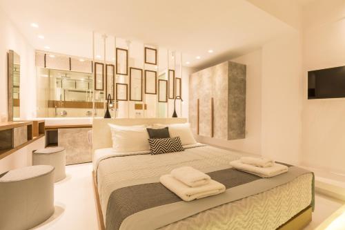 Katil atau katil-katil dalam bilik di Oia Suites