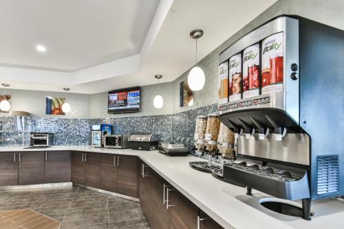Best Western Plus Cambridge Hotelにあるキッチンまたは簡易キッチン