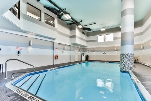 Best Western Plus Cambridge Hotelの敷地内または近くにあるプール