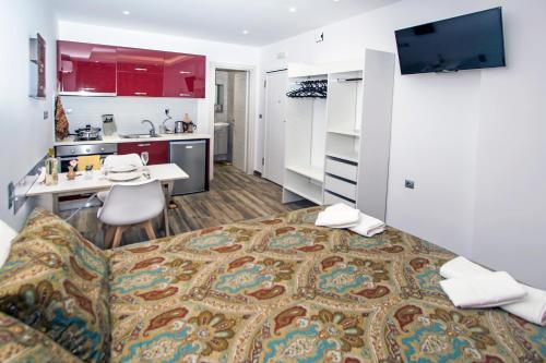 ein kleines Zimmer mit einem Bett und einer Küche in der Unterkunft T.G. Corfu Studios in Korfu-Stadt