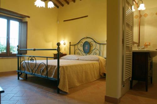 1 dormitorio con 1 cama en una habitación en Agriturismo Il Casale, en Pergola