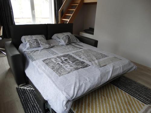 伊普爾的住宿－Aan de vestingrand，卧室里的一张带毯子和枕头的床