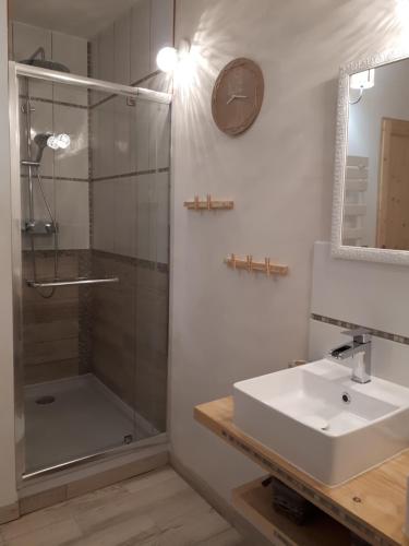 Vonios kambarys apgyvendinimo įstaigoje Maison d'hôtes "At'Home"