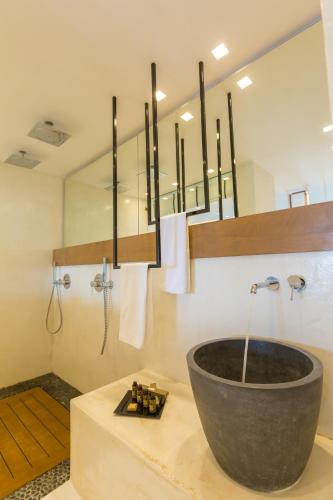Bilik mandi di Oia Suites