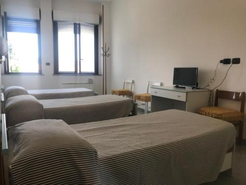 Televízia a/alebo spoločenská miestnosť v ubytovaní Hotel Cristallo