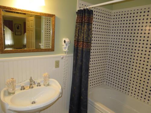 A bathroom at Kearsarge Inn