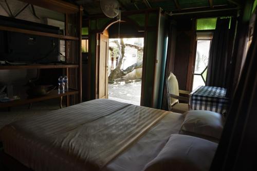 Tempat tidur dalam kamar di Villa Isabella Putri B&B