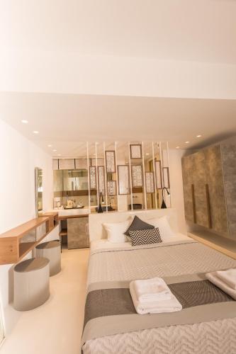 Katil atau katil-katil dalam bilik di Oia Suites