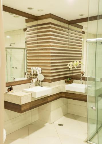 a bathroom with two sinks and a mirror at L´acordes Hotel in Porto Velho