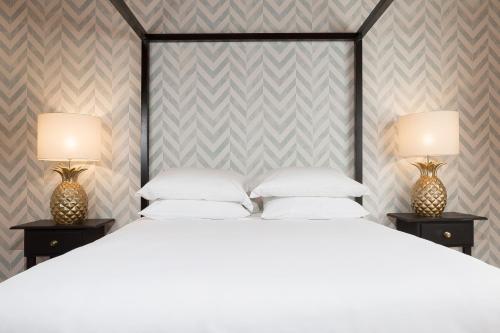 a bedroom with two beds and two lamps at Herdade da Sanguinheira in Longomel
