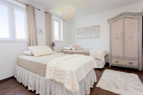 Un pat sau paturi într-o cameră la Apartment Villa Two Palms