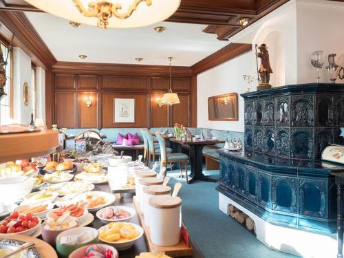 uma longa mesa cheia de pratos de comida em Hotel Restaurant Krehl's Linde em Stuttgart