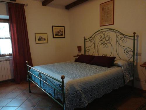 1 dormitorio con 1 cama en una habitación con ventana en Giunasco, en Bagnone