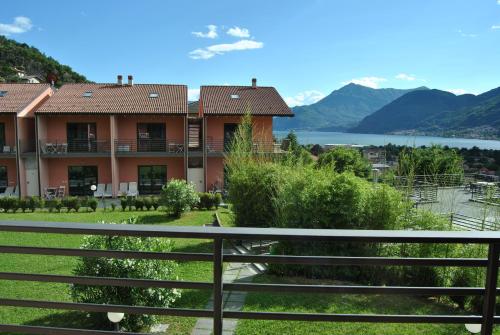 Cette maison offre une vue sur le lac et les montagnes. dans l'établissement Residence Oasi Del Viandante, à Dervio
