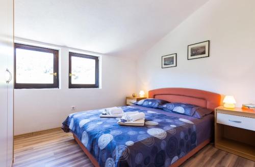 ein Schlafzimmer mit einem Bett mit zwei Handtüchern darauf in der Unterkunft Slanac in Veli Iž