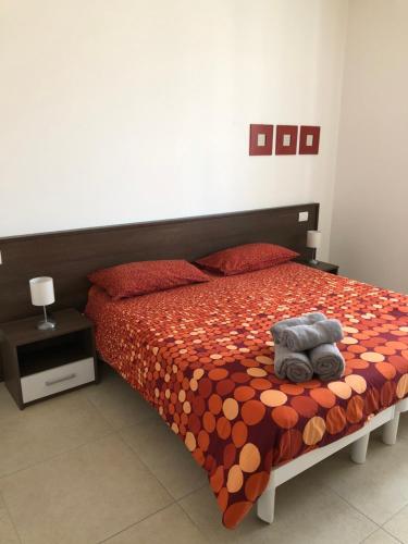 een slaapkamer met een bed met een knuffeldier erop bij appartamenti vespucci 16 in Bardolino