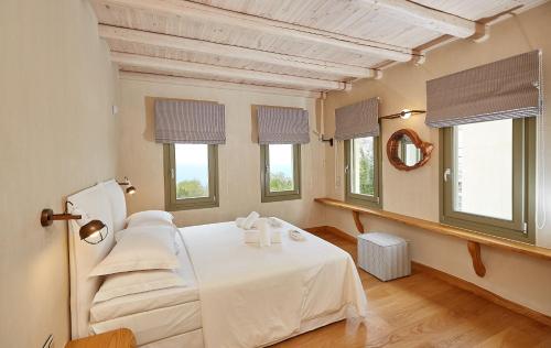 A bed or beds in a room at Sunrise Tsagkarada