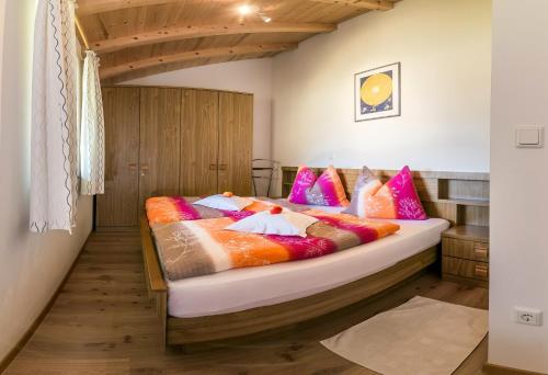 מיטה או מיטות בחדר ב-Mareinhof - Urlaub auf dem Apfelbauernhof