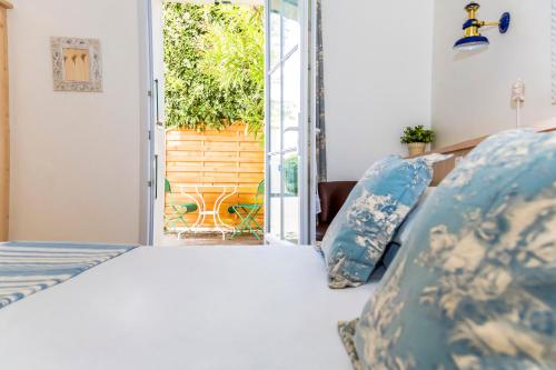 Ένα ή περισσότερα κρεβάτια σε δωμάτιο στο Hôtel La Galiote en Ré