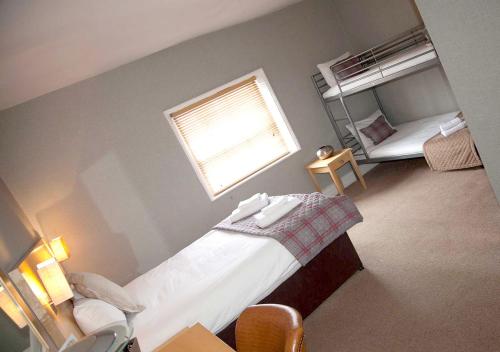 Bunk bed o mga bunk bed sa kuwarto sa The Warwick Arms Hotel