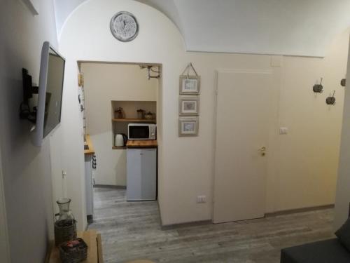 a hallway with a kitchen and a microwave in a room at Casa Mirka in Sanremo