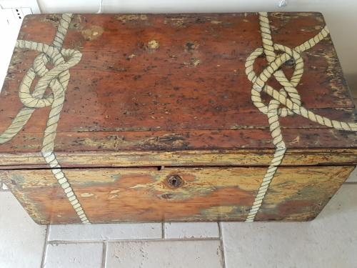 a wooden chest with ropes on top of it at Buonanotte Margherita in Taranto
