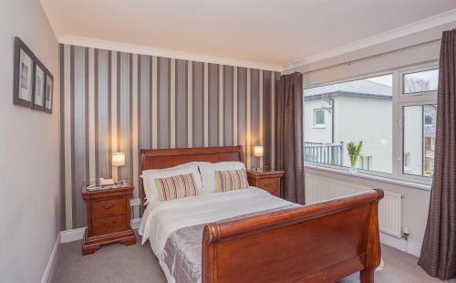 sypialnia z łóżkiem i dużym oknem w obiekcie Ardree House B&B w Killarney