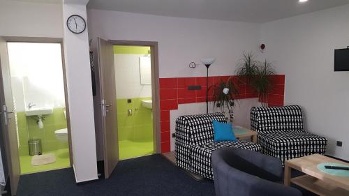 NěmčičkyにあるUbytování Němčičkyのリビングルーム(椅子2脚付)、バスルーム1室が備わります。
