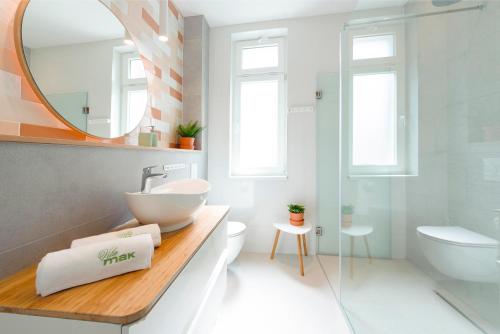 ein Bad mit einem Waschbecken und einem Spiegel in der Unterkunft Mak Luxury Rooms in Split