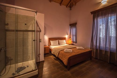 Tempat tidur dalam kamar di PRIVATE Sapphiros Villa