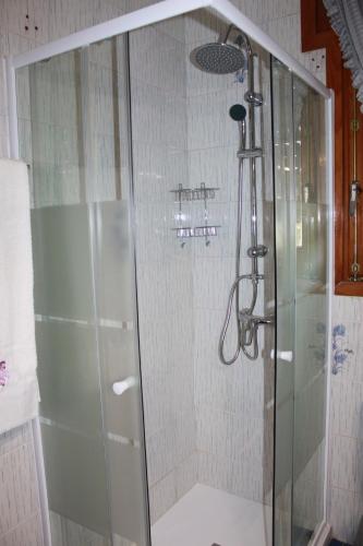 y baño con ducha y puerta de cristal. en CA L'AMPURDANES, en Alcoletge