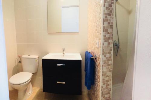 Ένα μπάνιο στο Apartamentos Maribel