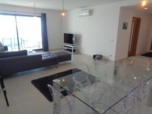 Paradisus Stylish Family Living in a 3-Bedroom Condo with Pool