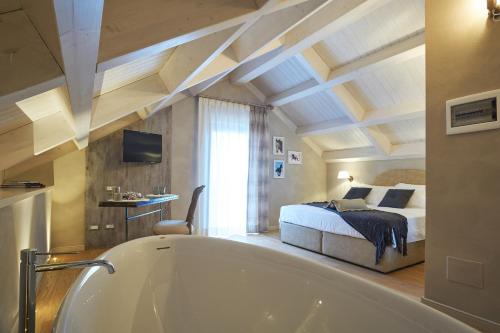 Camera Tripla Luxury con Vasca