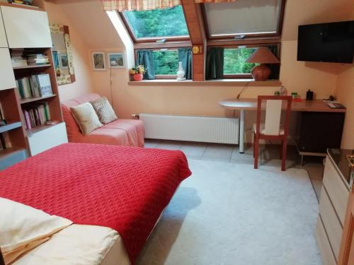 1 dormitorio con cama, escritorio y mesa en Chambre plein comfort, en Vimy