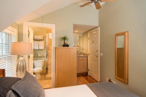 ein Schlafzimmer mit einem Bett und ein Badezimmer mit einem WC in der Unterkunft 8 Dyer Hotel in Provincetown