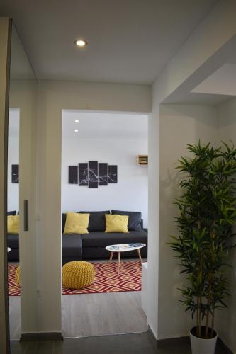 ein Wohnzimmer mit einem Sofa und einem Tisch in der Unterkunft Valkane apartment in Pula