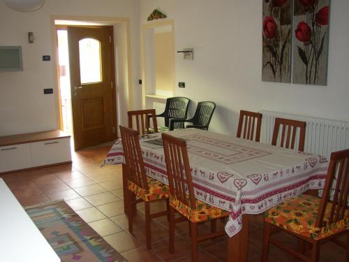 a dining room with a table and chairs at Casa Sonia in Auronzo di Cadore