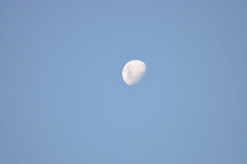 a half moon in a blue sky at Repouso Mantiqueira in Santo Antônio do Pinhal