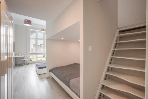 ブダペストにあるKings Cross Apartmentのベッドルーム1室(二段ベッド1組付)、