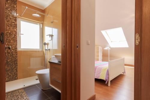 uma casa de banho com uma cama, um chuveiro e um lavatório. em Relaxing Guesthouse - Sónias Houses em Lisboa