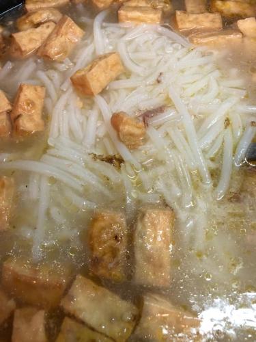 Makanan di atau berdekatan rumah tamu ini