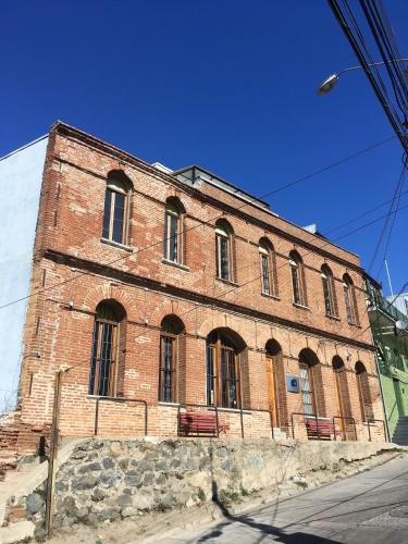 an old brick building on the side of a street at Departamento Cerro Alegre 113 in Valparaíso