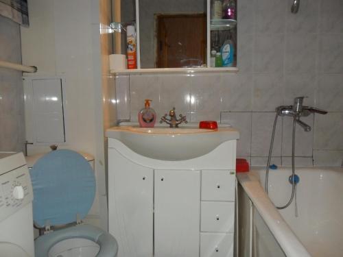 ニジネヴァルトフスクにあるApartment on Mira 15の小さなバスルーム(洗面台、トイレ付)