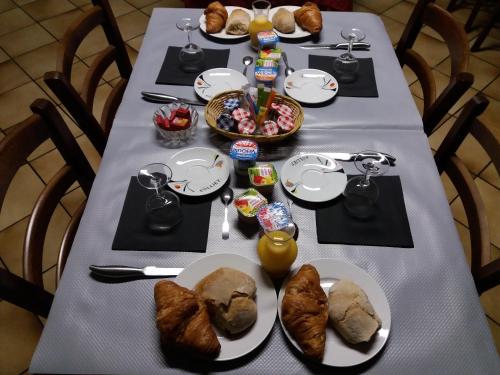 
Options de petit-déjeuner proposées aux clients de l'établissement L'auberge du Pont
