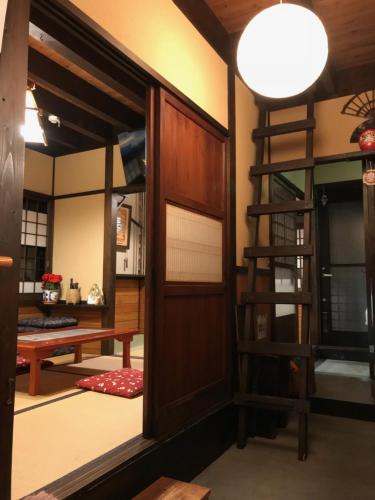 Kocchi tei في Tsuru : غرفة مع سرير بطابقين وسلم