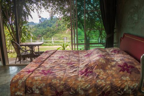 เตียงในห้องที่ Phang Nga Viewpoint