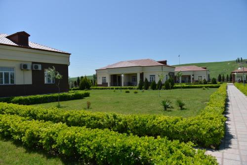 Κήπος έξω από το Shamakhy Sport Villas