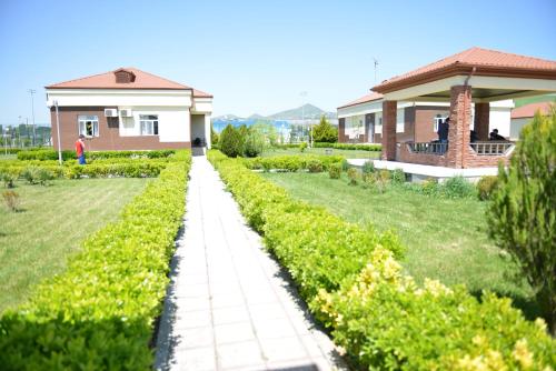 Κήπος έξω από το Shamakhy Sport Villas