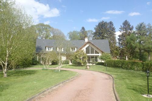 弗尔黎祖Au Charme du Lac Espace bien être et Piscine chauffé proche parc et restaurant du casino的前面有一条土路的房子